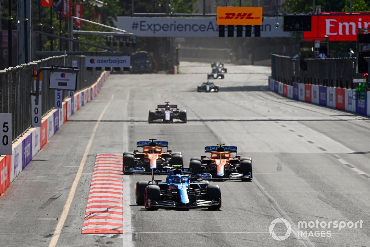 Esteban Ocon, Alpine A521, Lando Norris, McLaren MCL35M, Daniel Ricciardo, McLaren MCL35M,
