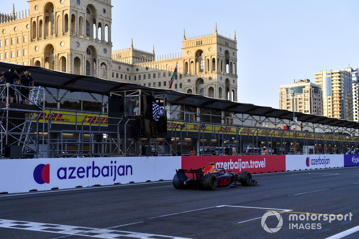 Juri Vips, Hitech Grand Prix, pasa la bandera a cuadros