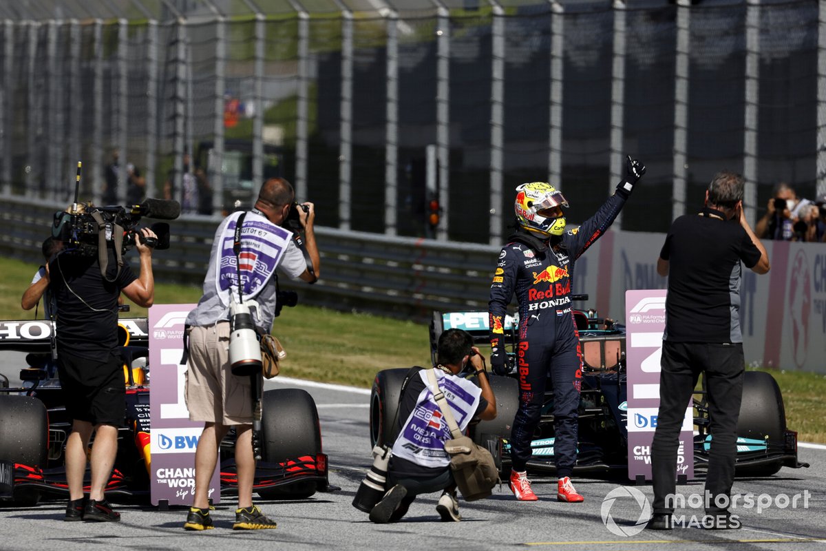 Los fotógrafos toman al ganador de la pole, Max Verstappen, de Red Bull Racing, en el Parc Ferme