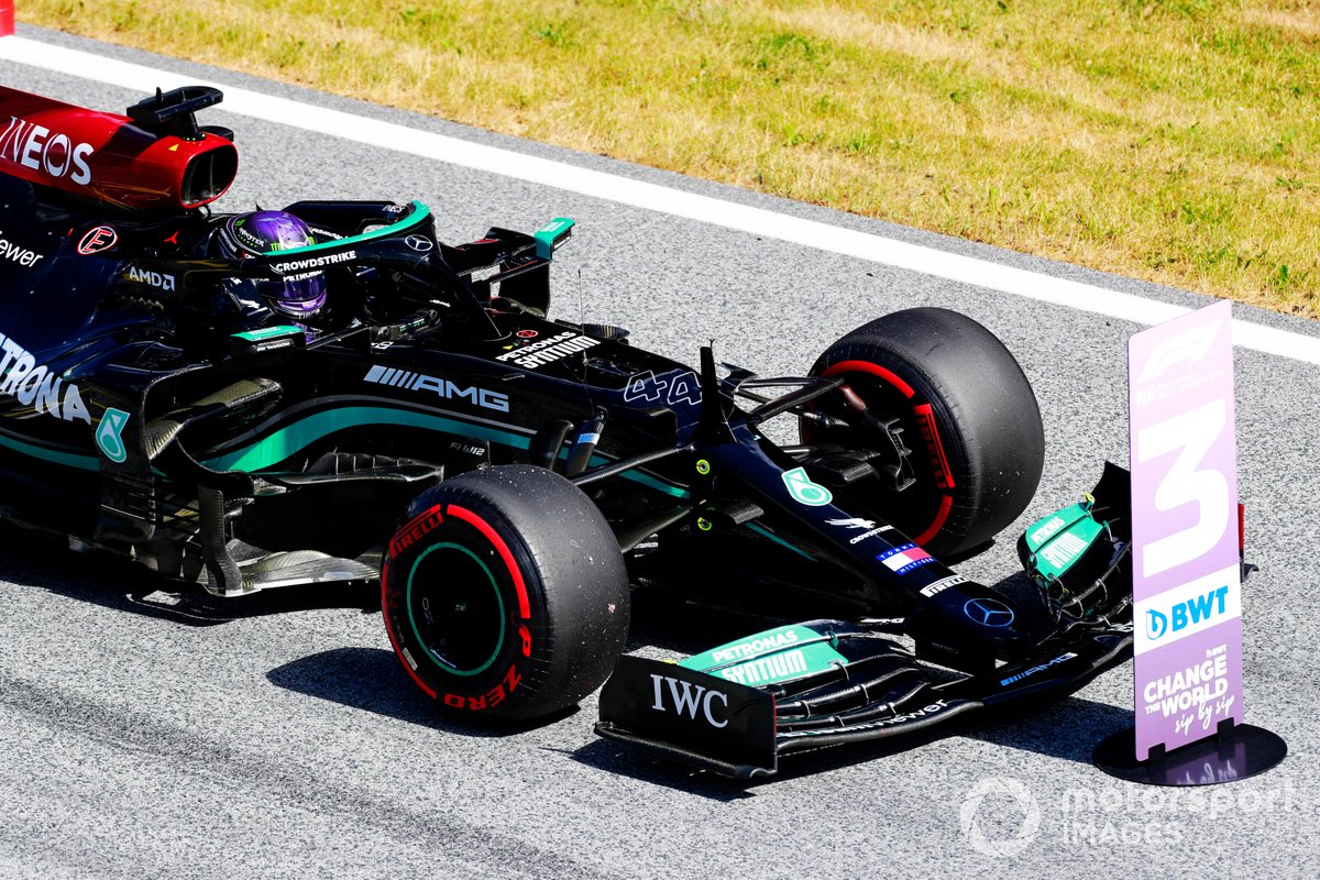 Lewis Hamilton, Mercedes W12, arriva nel Parc Ferme dopo la Qualifica