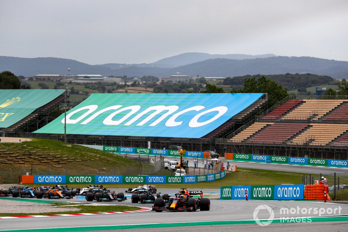 Max Verstappen, Red Bull Racing RB16B, Lewis Hamilton, Mercedes W12, Valtteri Bottas, Mercedes W12, Daniel Ricciardo, McLaren MCL35M, y el resto del pelotón en la primera vuelta