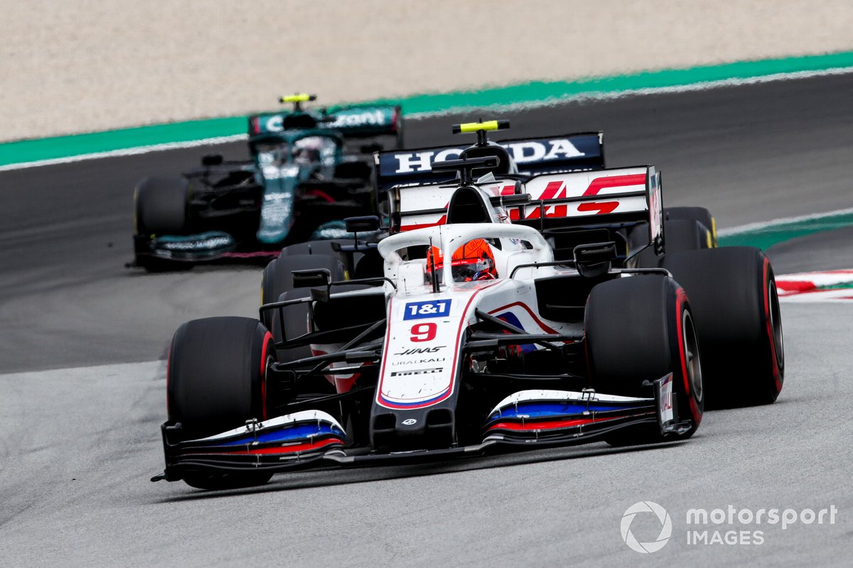 Nikita Mazepin, Haas VF-21, Pierre Gasly, AlphaTauri AT02, e Sebastian Vettel, Aston Martin AMR21