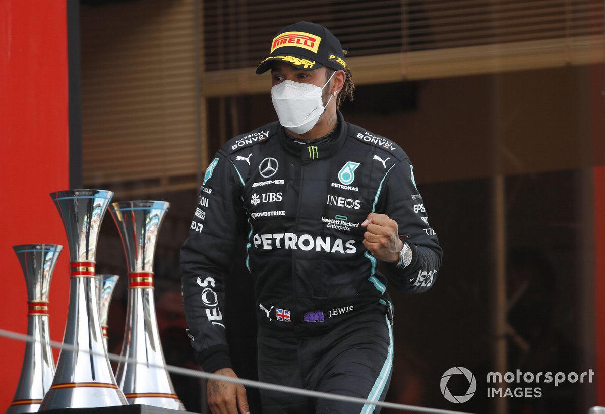 Lewis Hamilton, Mercedes, 1 ° posto, arriva sul podio