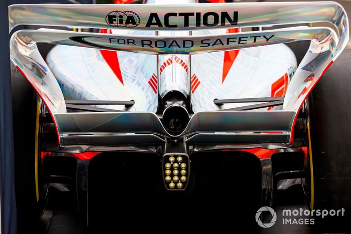 Detalle del alerón trasero del coche de Fórmula 1 2022  