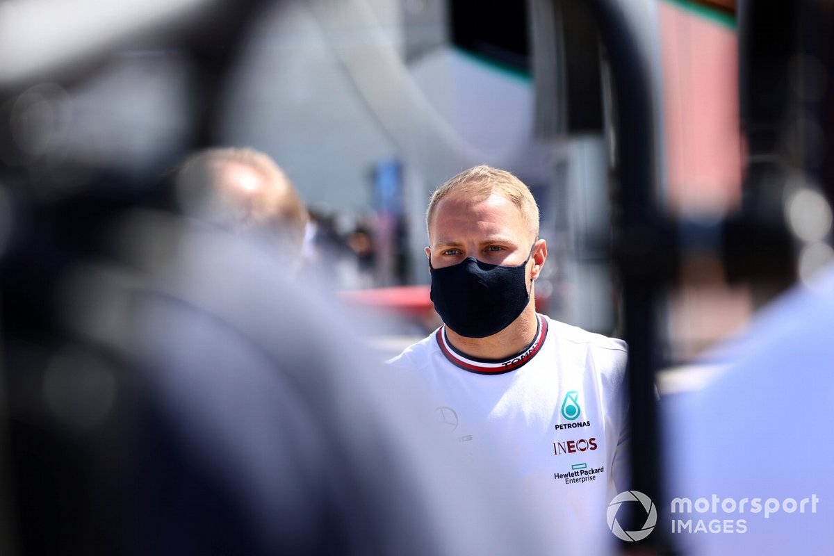 Valtteri Bottas, Mercedes, habla con los medios
