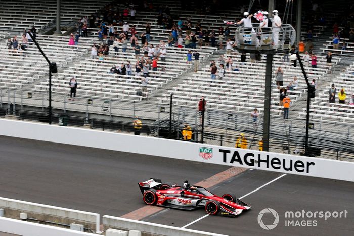 Ganador de la carrera Rinus VeeKay, Ed Carpenter Racing Chevrolet cruza la meta