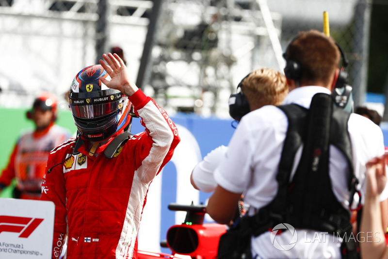 Le poleman Kimi Raikkonen, Ferrari fête sa pole position