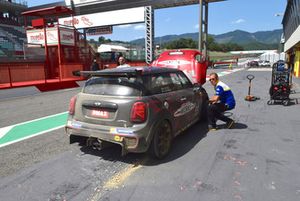 Matteo Nugnes, Mini John Cooper Works Lite, Mini Italia, in pit lane