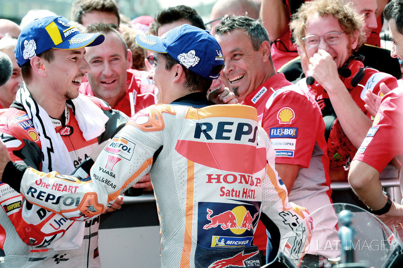 Il vincitore della gara Jorge Lorenzo, Ducati Team, il secondo classificato Marc Marquez, Repsol Honda Team