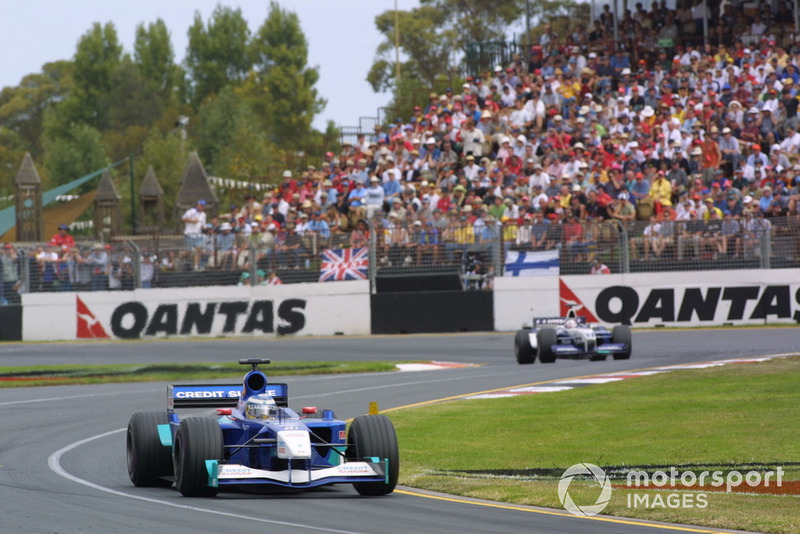 Raikkonen estreou na F1 em 2001, pela Sauber. O então menino só tinha 23 corridas no 'cartel', o que gerou críticas de muitos pela inexperiência do piloto. Entretanto, Kimi chegou chegando na Austrália. O finlandês saiu na 13ª posição no grid e fez uma corrida conservadora, mas muito consistente, para terminar na sexta colocação, marcando um ponto em sua primeira prova (na época, apenas os seis primeiros pontuavam). Botou moral!