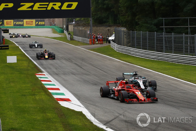 Kimi Raikkonen, Ferrari SF71H y Lewis Hamilton, Mercedes AMG F1 W09