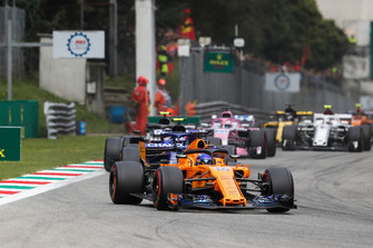 Fernando Alonso, McLaren MCL33, Pierre Gasly, Toro Rosso STR13, Kevin Magnussen, Haas F1 Team VF-18, en Sergio Perez, Racing Point Force India VJM11