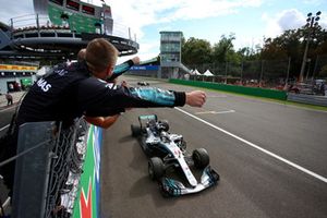 Mercedes team members celebrate Lewis Hamilton, Mercedes AMG F1 W09 victory 