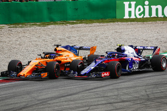 Fernando Alonso, McLaren MCL33, et Pierre Gasly, Toro Rosso STR13, roue dans roue