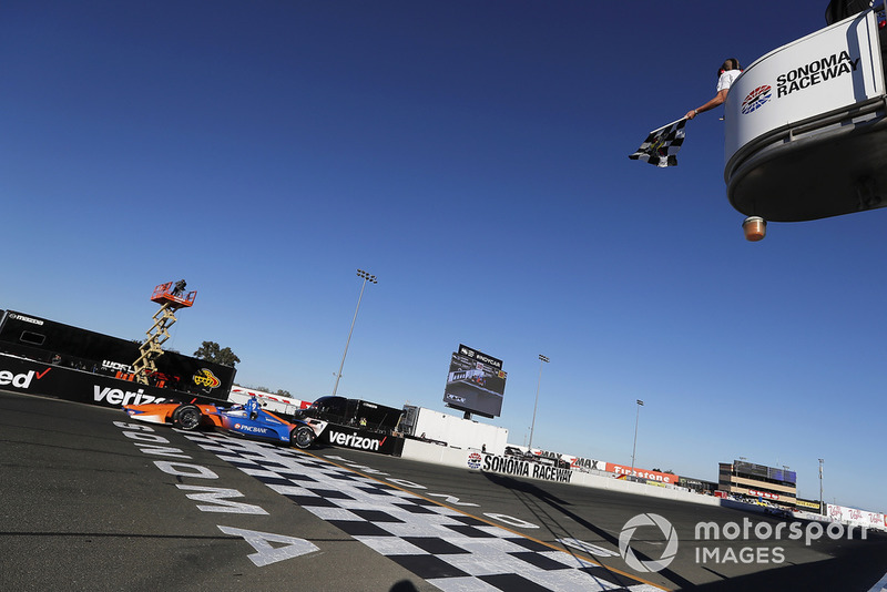 Scott Dixon, Chip Ganassi Racing Honda passe sous le drapeau à damier