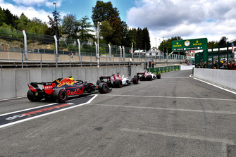 Max Verstappen, Red Bull Racing RB14, Marcus Ericsson, Sauber C37 ve Charles Leclerc, Sauber C37