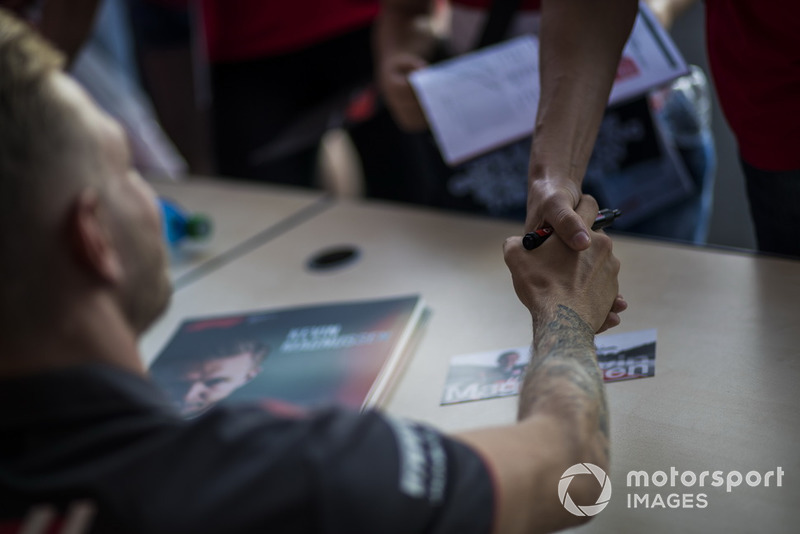 Kevin Magnussen, Haas F1 Team signe des autographes