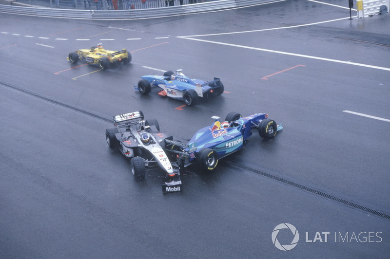 Mika Hakkinen, McLaren MP4/13, golpeado por Johnny Herbert, Sauber C17 en la salida de La Source