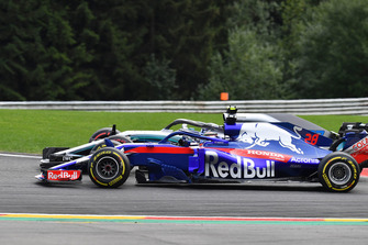 Brendon Hartley, Scuderia Toro Rosso STR13 et Valtteri Bottas, Mercedes AMG F1 W09