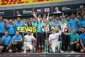 Lewis Hamilton, Mercedes AMG F1 celebrates with the team and the champagne