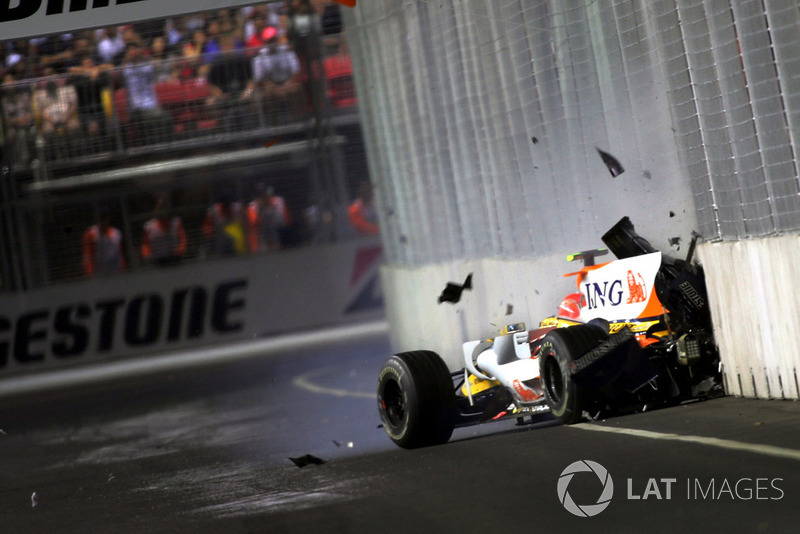 Nelson Piquet Jr., Renault F1 Team  R28 percute le mur