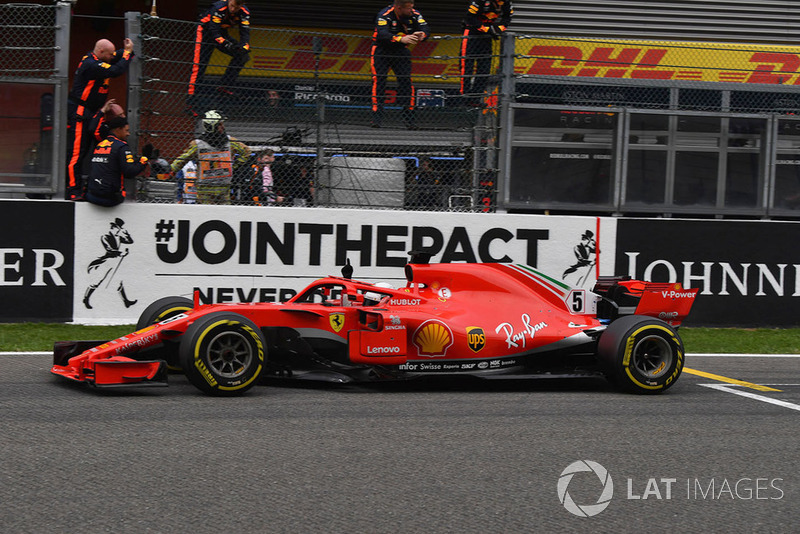 Zwycięzca Sebastian Vettel, Ferrari SF71H przejeżdża metę