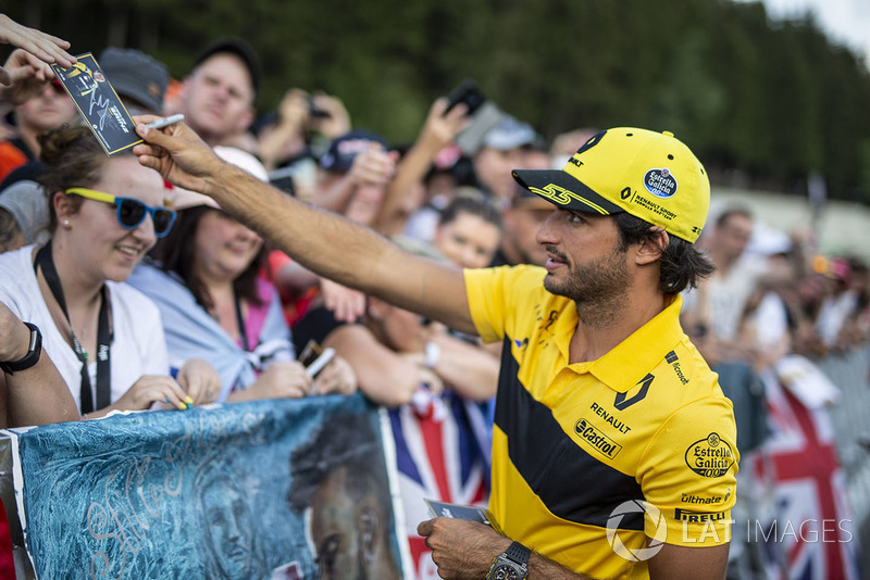 Carlos Sainz Jr., Renault Sport F1 Team signs autographs for the fans