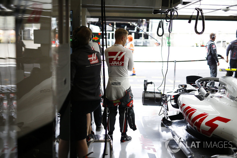 Kevin Magnussen, Haas F1 Team, in the garage