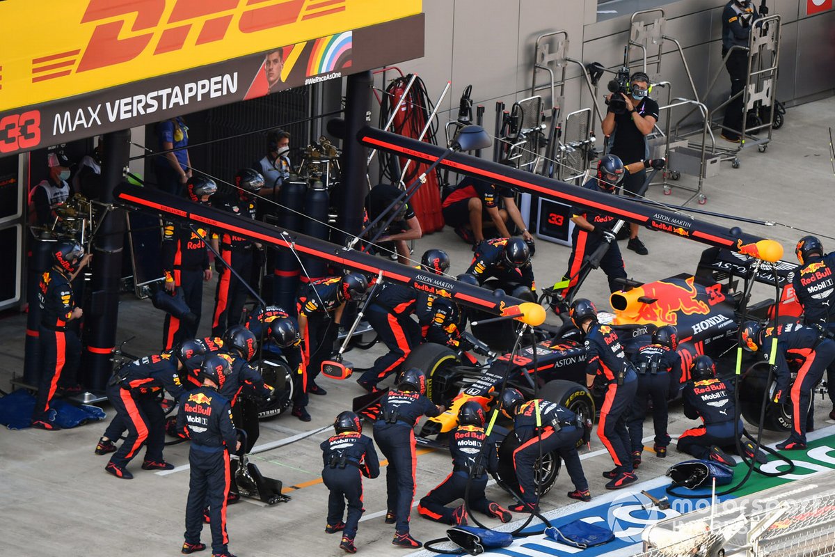 Max Verstappen, Red Bull Racing RB16, en pits