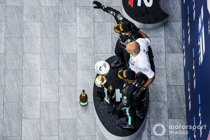 Podio: ganador de la carrera Valtteri Bottas, Mercedes-AMG F1, tercer lugar Lewis Hamilton, Mercedes-AMG F1