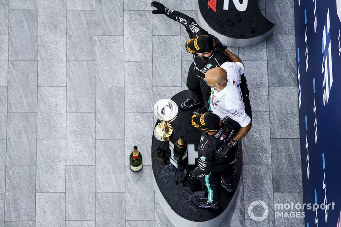 Podio: ganador de la carrera Valtteri Bottas, Mercedes-AMG F1, tercer lugar Lewis Hamilton, Mercedes-AMG F1