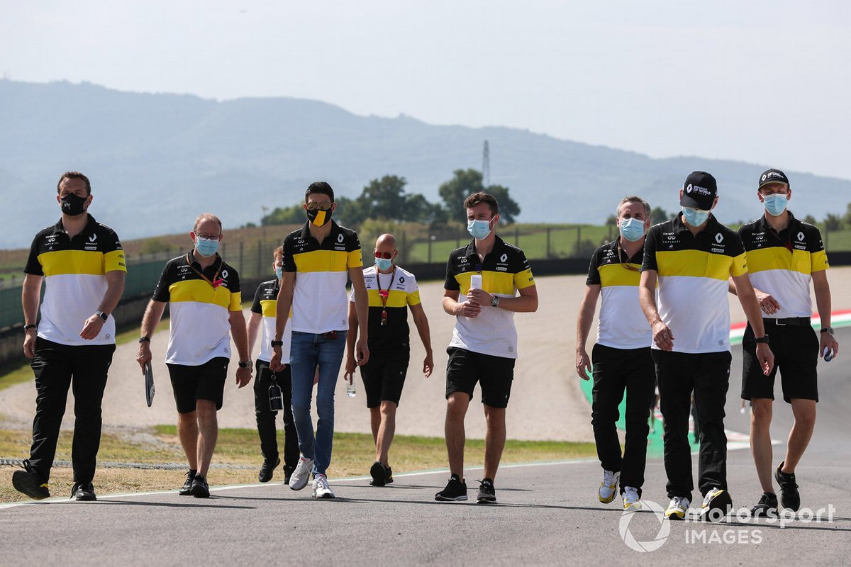 Esteban Ocon, Renault F1 cammina in pista con il team
