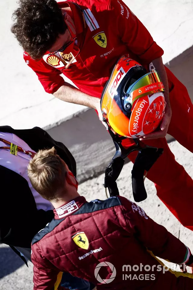 Mattia Binotto, director de la escudería Ferrari, le regala a Mick Schumacher un casco especial basado en el diseño del casco de su padre, antes de conducir el Ferrari F2004, con el que ganó  el campeonato
