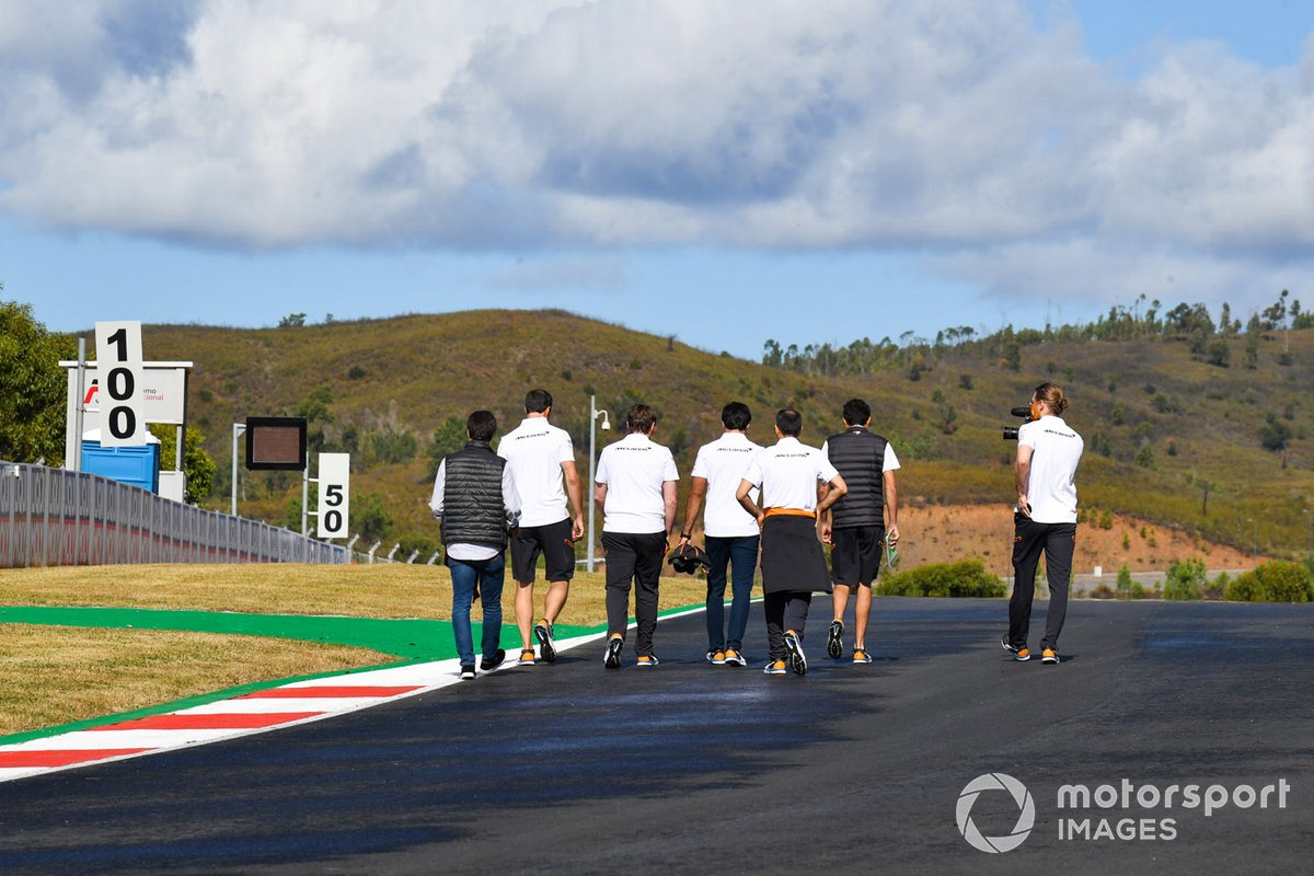 Carlos Sainz Jr., McLaren, fait son tour de piste