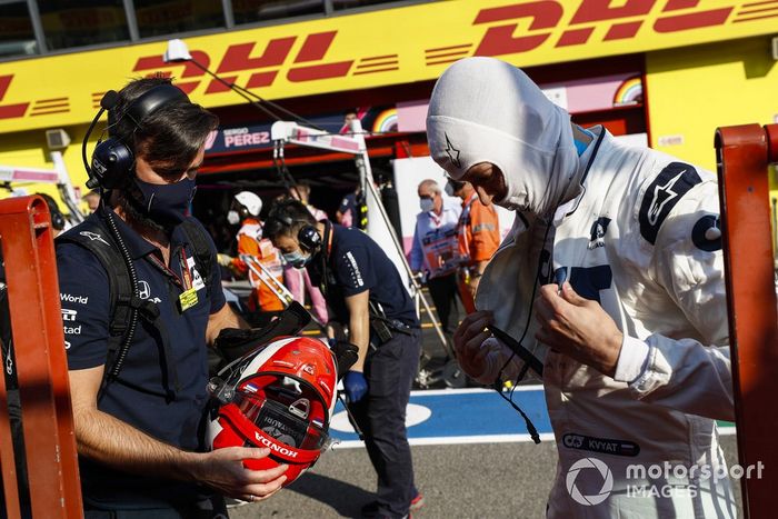 Daniil Kvyat, AlphaTauri, en pit lane