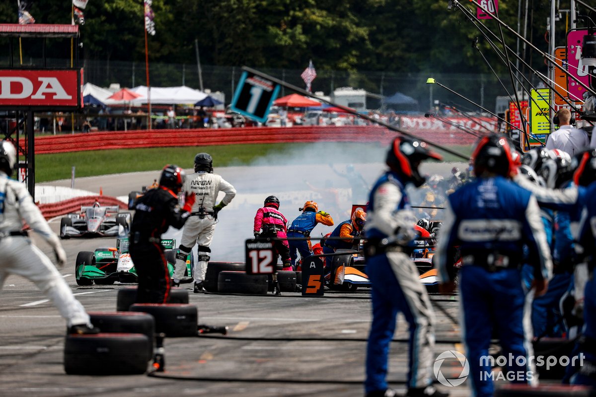 Patricio O'Ward, Arrow McLaren SP Chevrolet, Colton Herta, Andretti Harding Steinbrenner Autosport Honda, pit stop