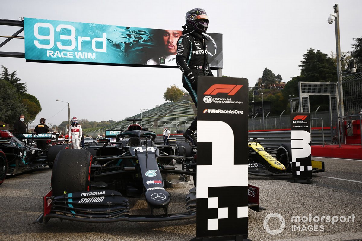 Lewis Hamilton, Mercedes F1 W11, primo classificato, arriva al Parc Ferme