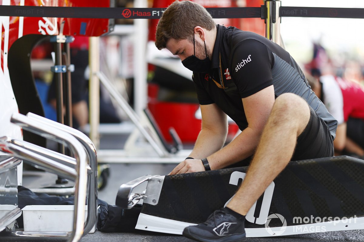 Un miembro de Haas
