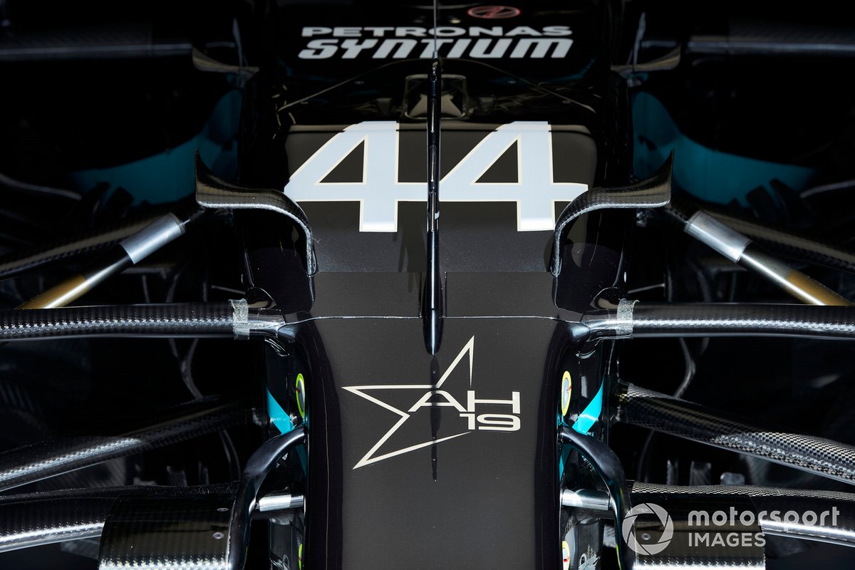 Estrella de homenaje a Anthoine Hubert en el frente del Mercedes F1 W11 EQ de Lewis Hamilton.