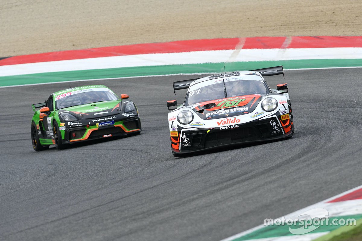 Alex De Giacomi, Marco Cassarà, Dinamic Motorsport, Porsche 911 GT3 R precede Daniel Webster, Giacomo Riva, CRAM Motorsport, PORSCHE CAYMAN 718 GT4