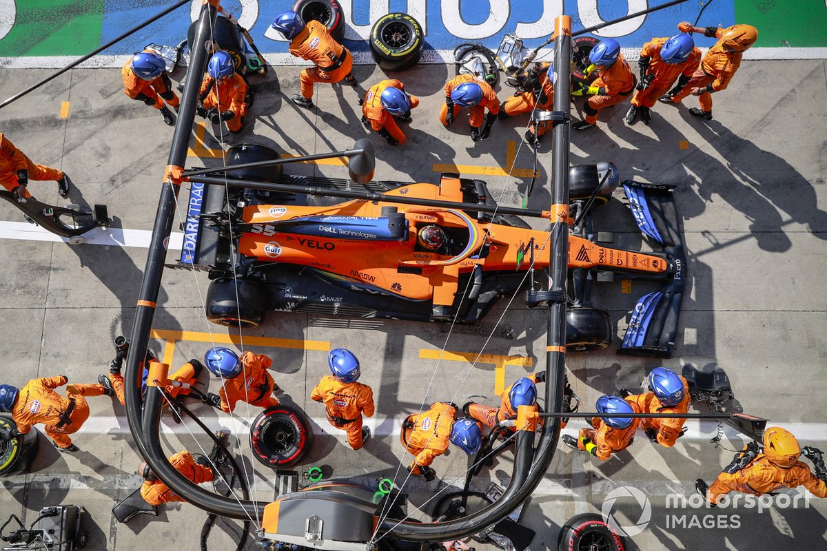 Carlos Sainz Jr., McLaren MCL35 pit stop
