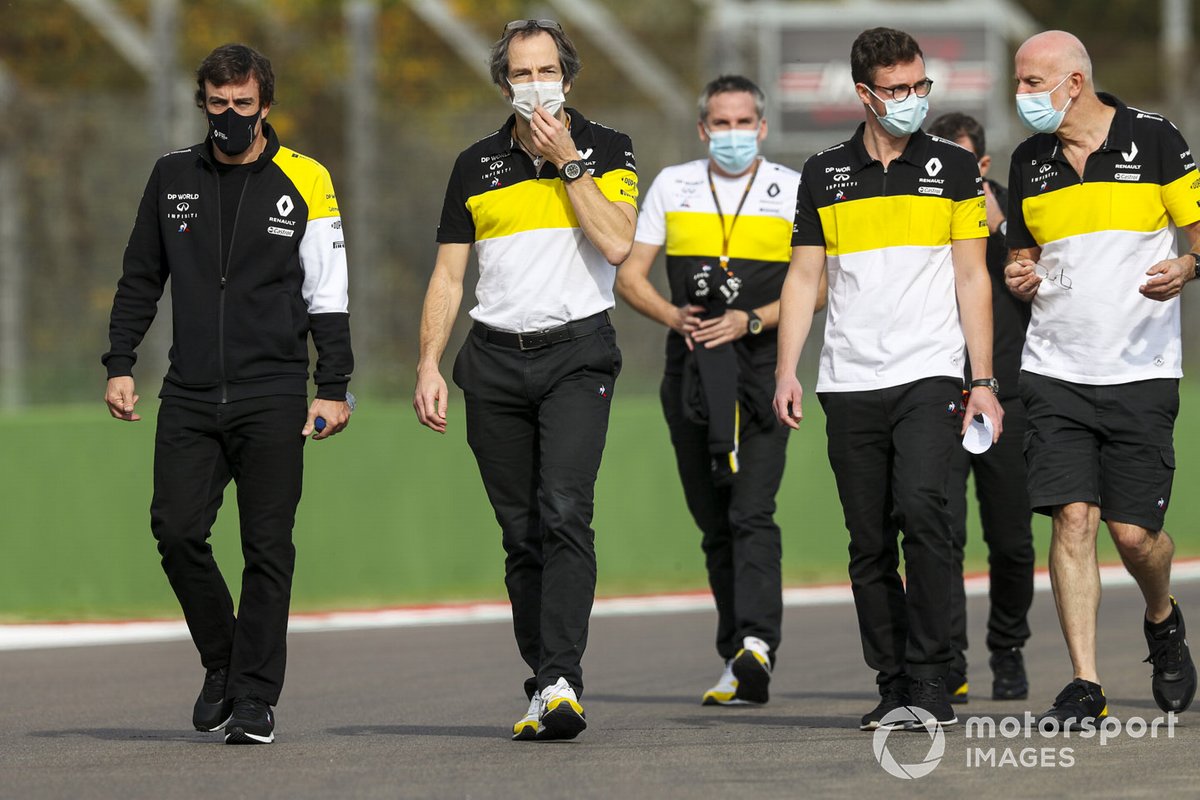 Fernando Alonso, Team Renault F1, cammina in pista con la sua squadra