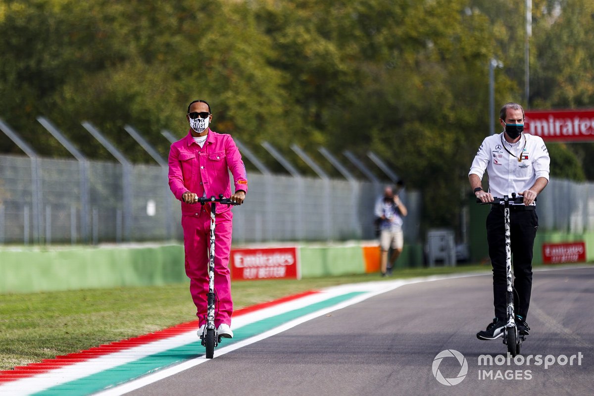 Lewis Hamilton, Mercedes-AMG F1 en un patinete