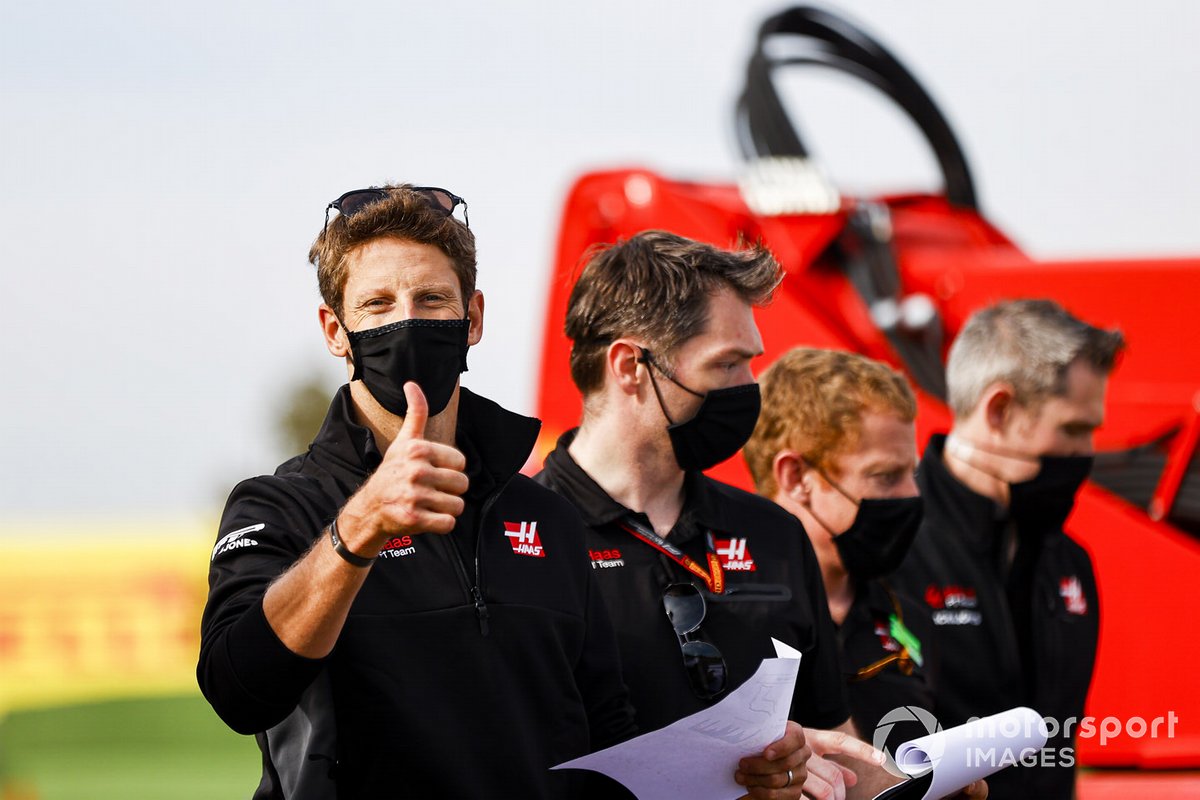 Romain Grosjean, Haas F1, salue le photographe