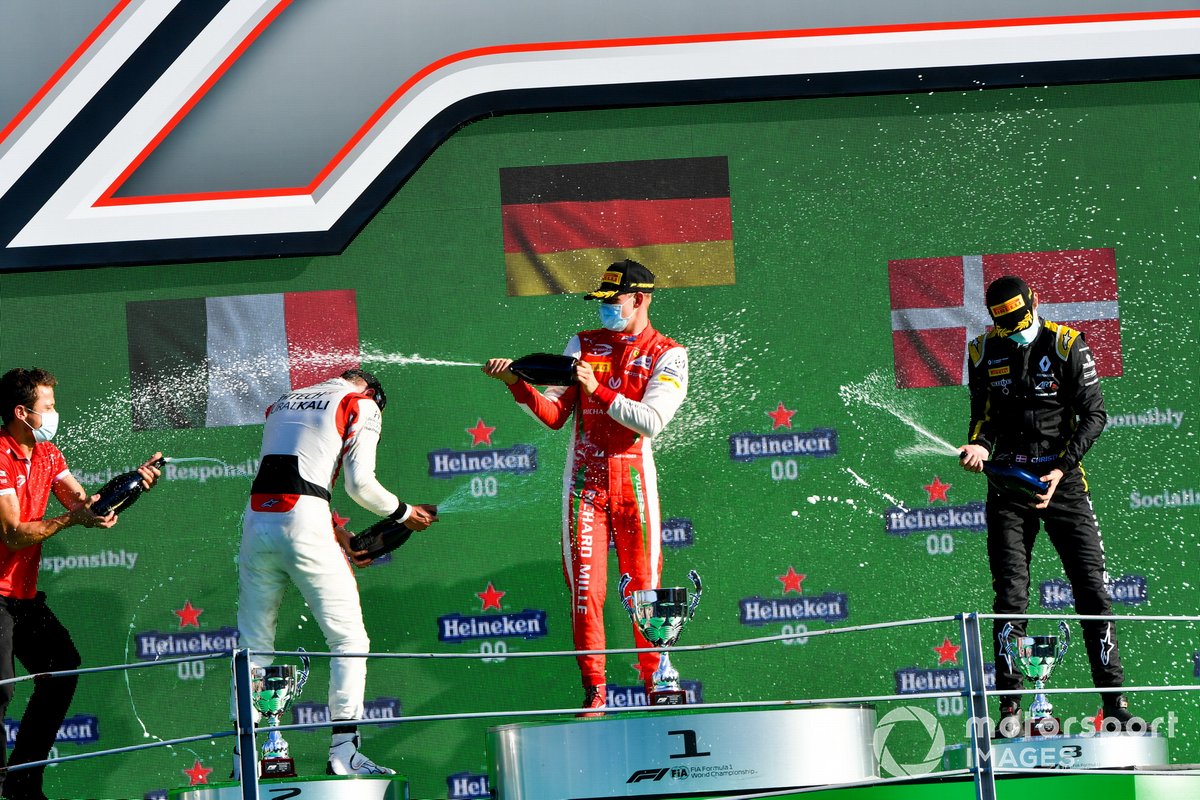 Podio: ganador de la carrera Mick Schumacher, Prema Racing, segundo lugar Luca Ghiotto, Hitech Grand Prix, y tercer lugar Christian Lundgaard, ART Grand Prix