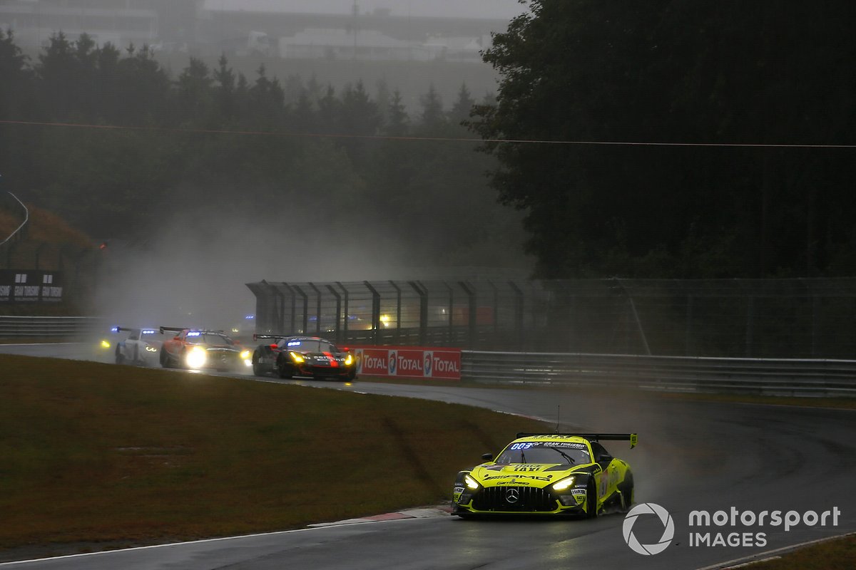 #9 Mercedes-AMG Team GetSpeed Mercedes-AMG GT3: Fabian Schiller, Maximilian Götz, Maximilian Buhk, Raffaele Marciello leads
