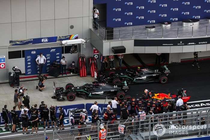 Ganador de la pole position Lewis Hamilton, Mercedes-AMG F1, segundo Max Verstappen, Red Bull Racing RB16, y tercero Valtteri Bottas, Mercedes F1 W11, en Parc Ferme