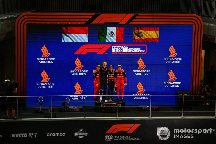 Podio: segundo lugar Charles Leclerc, Ferrari, ganador Sergio Pérez, Red Bull Racing, tercer lugar Carlos Sainz, Ferrari 