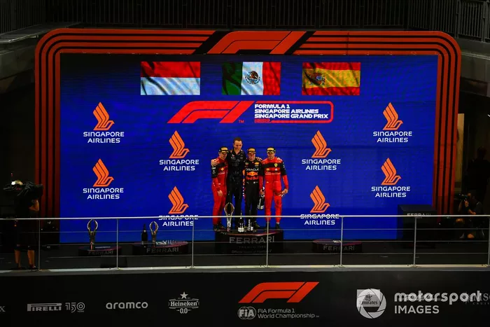 Podio: segundo lugar Charles Leclerc, Ferrari, ganador Sergio Pérez, Red Bull Racing, tercer lugar Carlos Sainz, Ferrari 