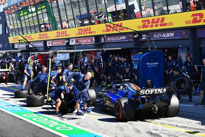 Nicholas Latifi, Williams FW44, hace una parada en boxes durante la FP3